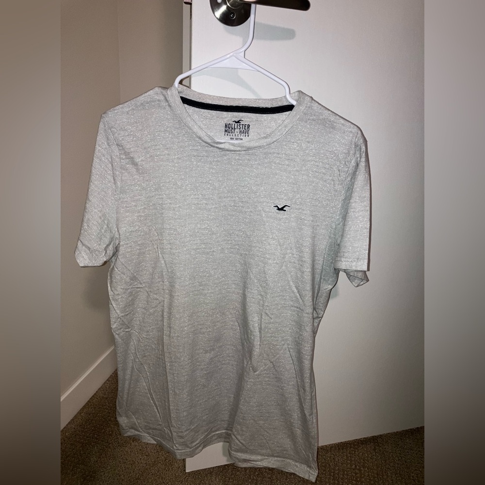 Hollister Men's Light Gray Short Sleeve Tee